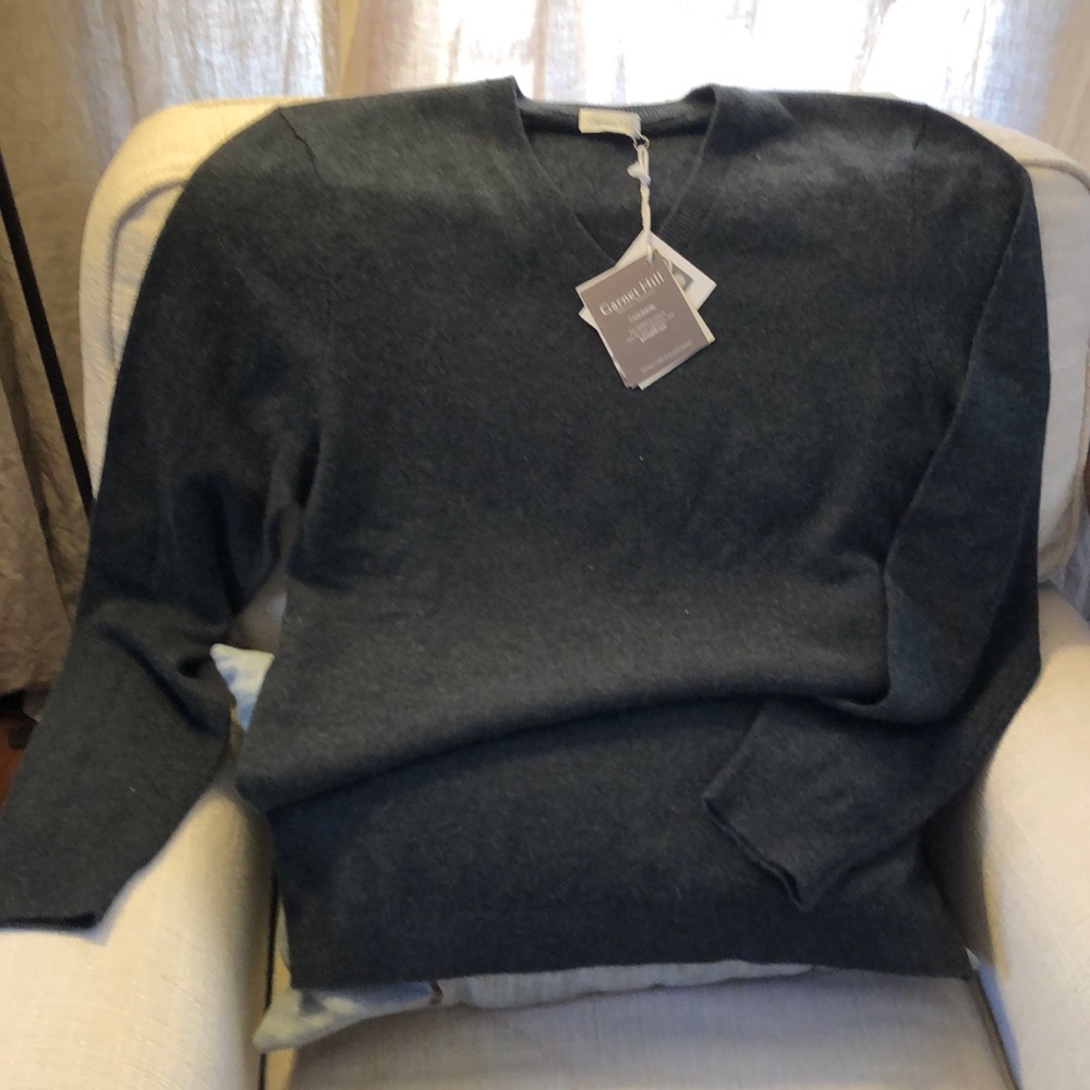 NWT washable men’s cashmere sweater size small charcoal gray V neck.